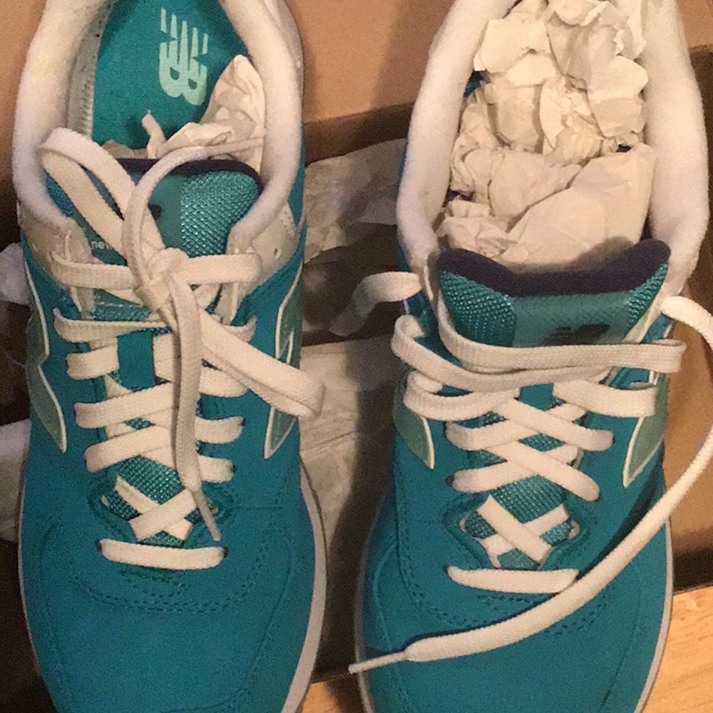 New balance tennis shoes